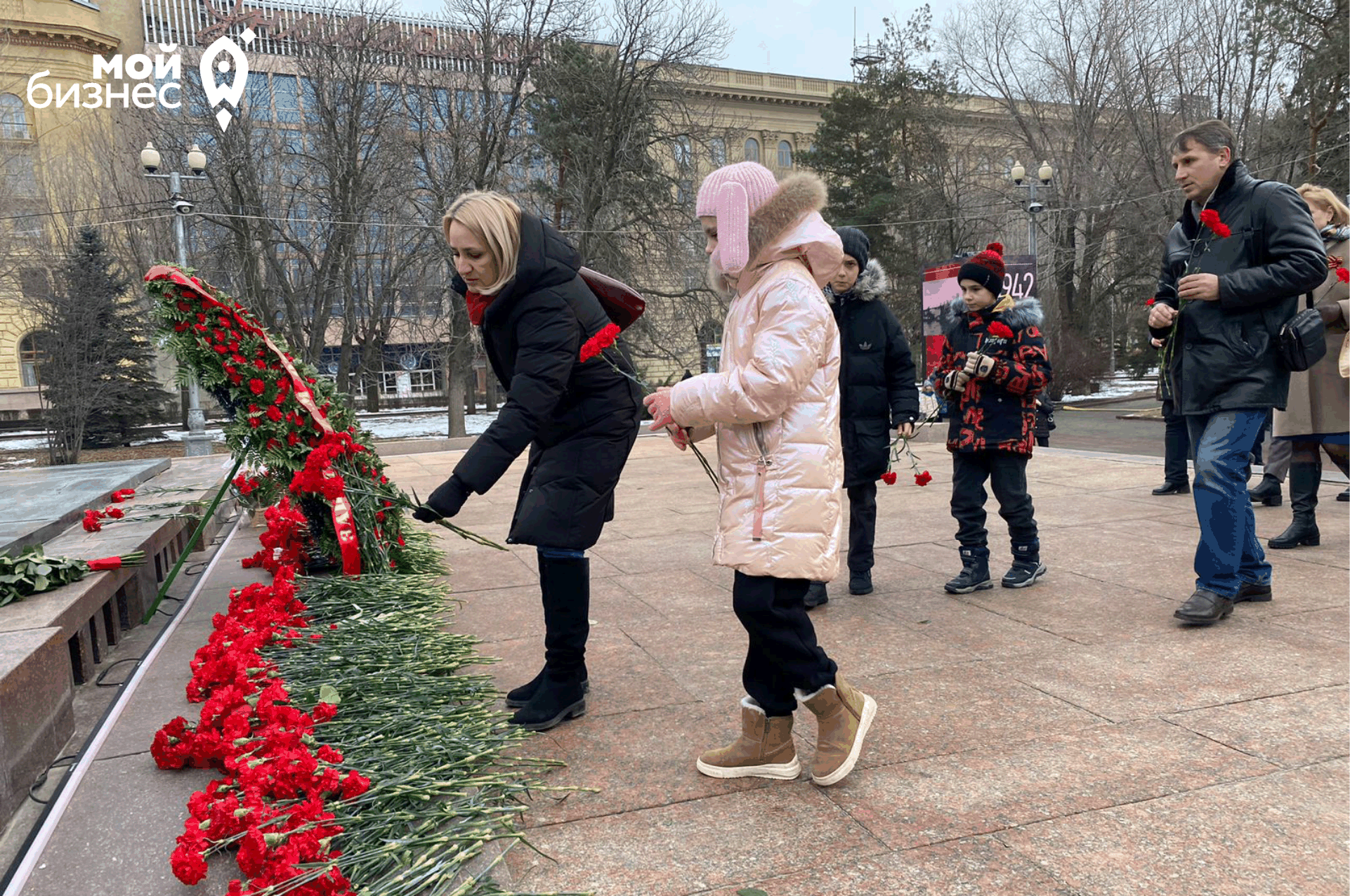 Центр «Мой бизнес» принял участие в торжественном возложении цветов в честь 80-летия Сталинградской Победы